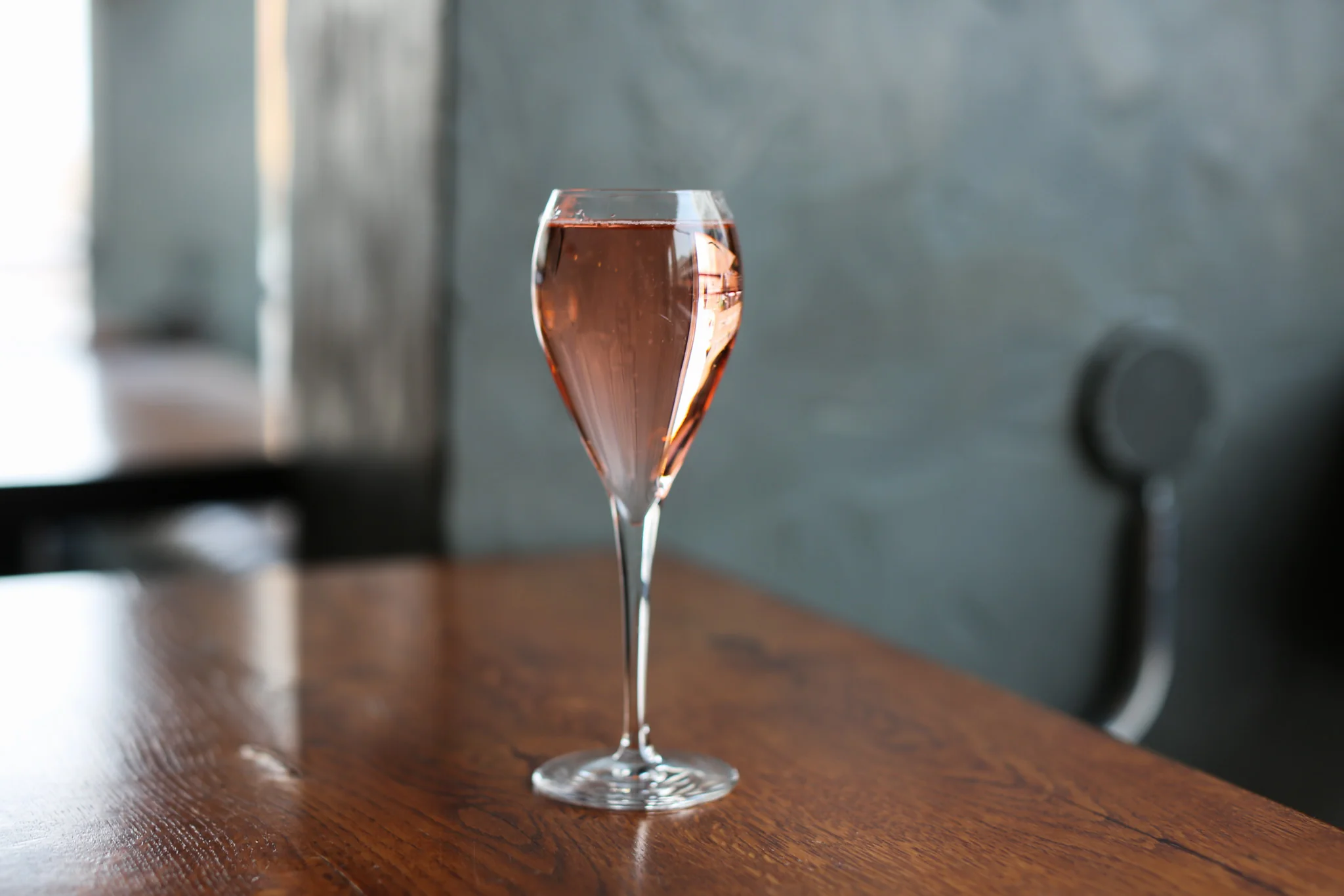Kuohuviinilasi puupöydällä Ravintola Zivagossa