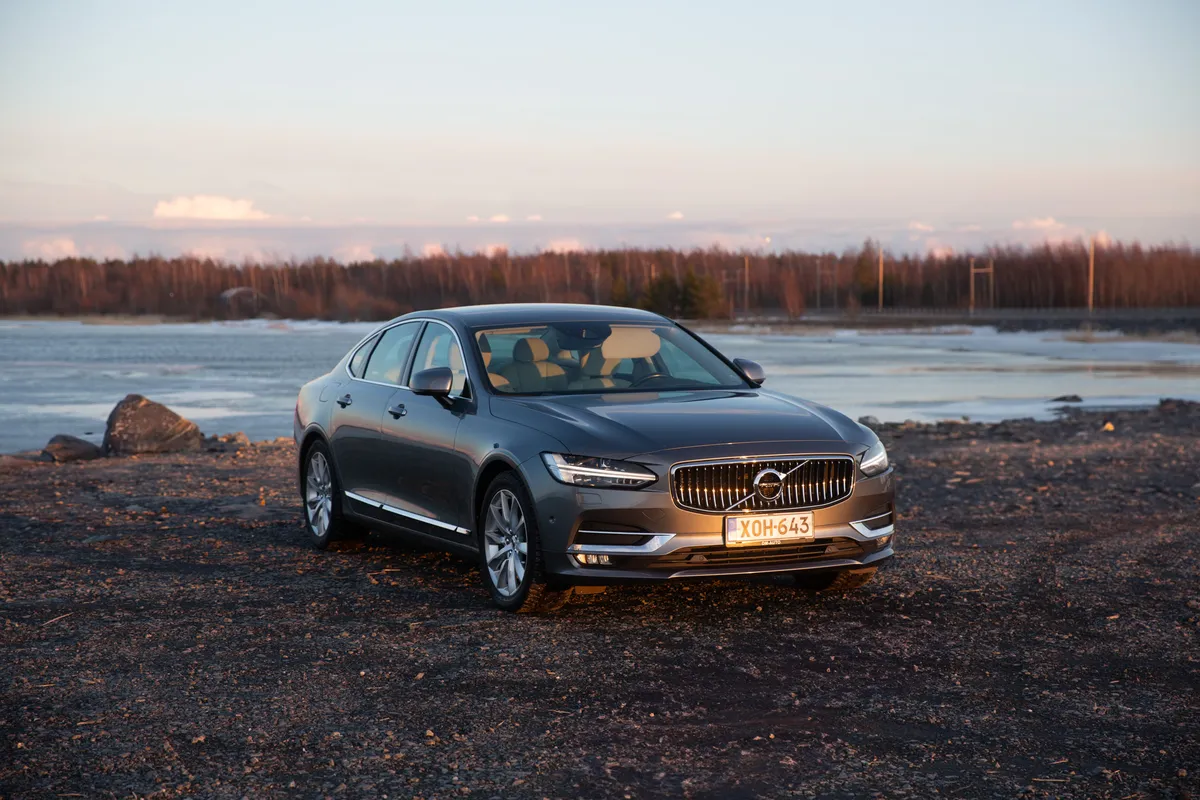 Volvo S90 rantakalliolla auringonlaskun valossa