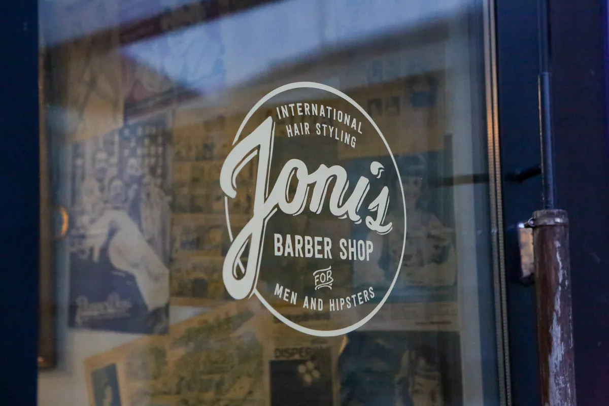 Joni's Barbershopin logo liikkeen näyteikkunassa